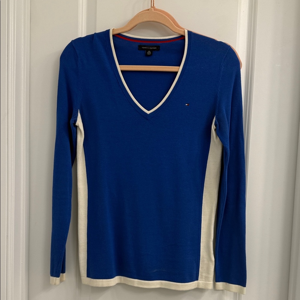 Tommy Hilfiger Women's V-Neck Blue and Cream Long Sleeve Top